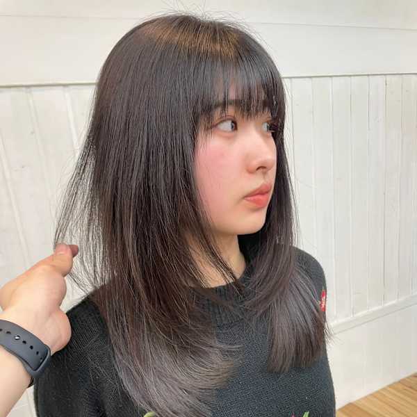 丸型卵形ベース切りっぱなしレイヤーカット美髪ストレート