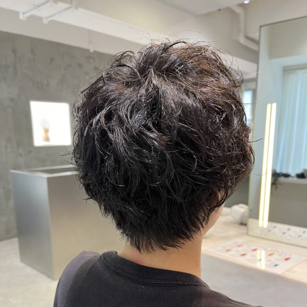 メンズのナチュラルな無造作ニュアンスパーマ|cheri