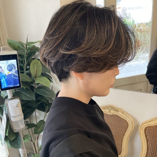 センターパートユニセックスバレイヤージュ刈り上げショート