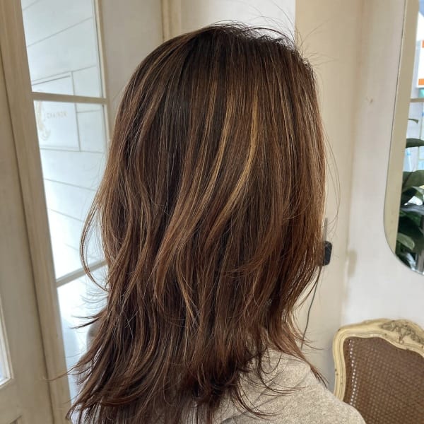 ハイライトを活かしたレイヤーロングリバースに流れるブロー