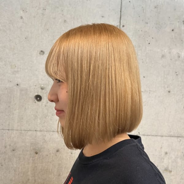 ブロンド切りっぱなしボブ