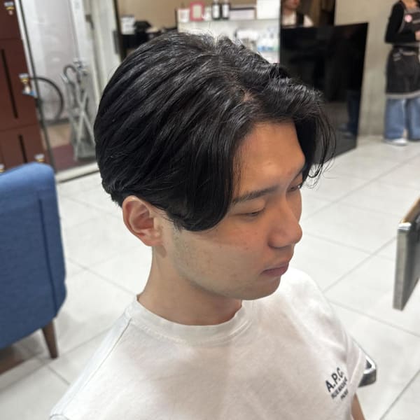 毛流れセンターパート無造作パーマツーブロック刈り上げ
