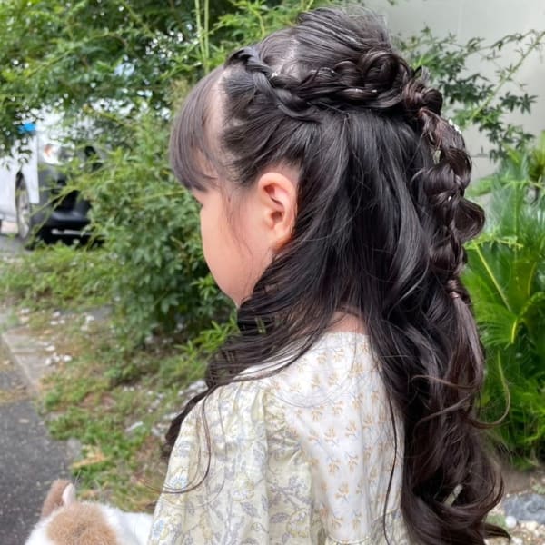 キッズ　ヘアアレンジ　編み込みハーフアップ　ゆる巻き