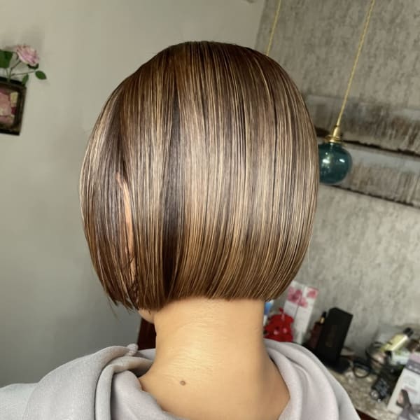 白髪ぼかしハイライトで作る。パツっとボブ