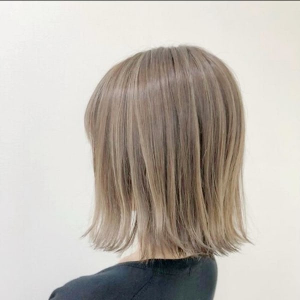 切りっぱなしボブフルブリーチ透明感スタイル