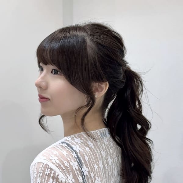 ポニーテール　ヘアアレンジ　顔周りカット