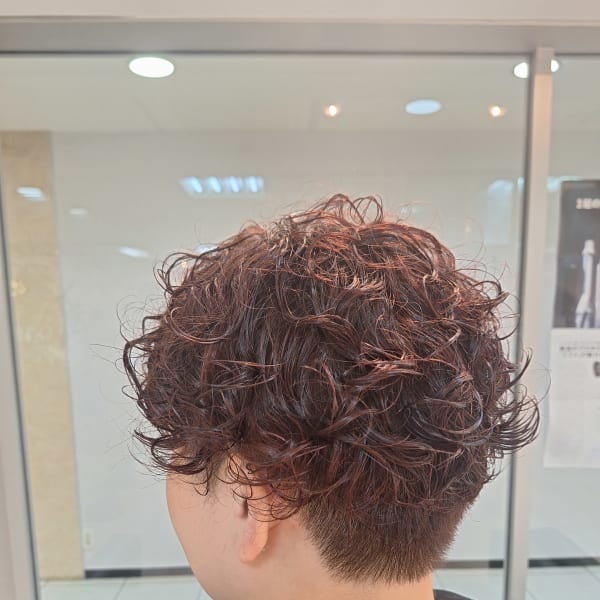 強めパーマが可愛い刈り上げ女子スタイル