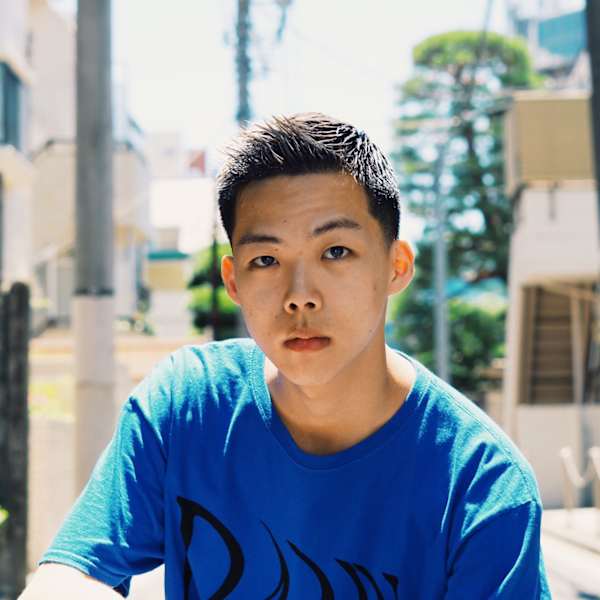 ナチュラルにド派手カラー！？