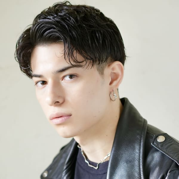 メンズショート　アップバング　刈り上げ　ツーブロック　黒髪