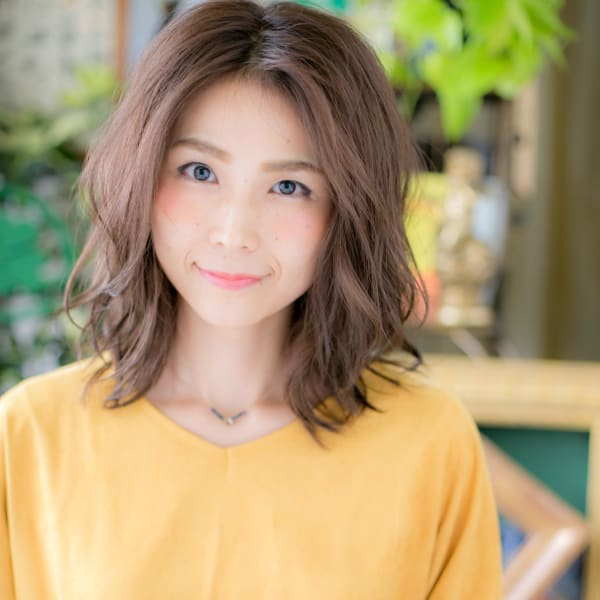 大人可愛い小顔センターパートシャギーボブ　くすみベージュ