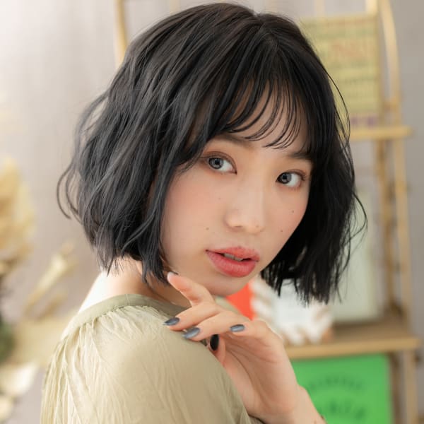 アッシュブラック波ウェーブ前下がり大人ボブ ブルーカラー|COVER HAIR bliss【カバーヘア ブリス】上尾/上尾西口店