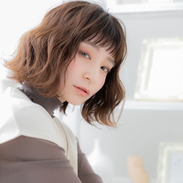 ぱっつん前髪切りっぱなし耳かけ外ハネロブ マロンベージュ|mod's hair【モッズヘア】上尾/上尾西口店