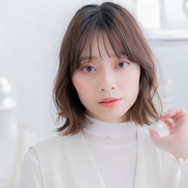 韓国風イヤリングカラー外ハネくびれボブディ くすみベージュ|mod's hair【モッズヘア】上尾/上尾西口店