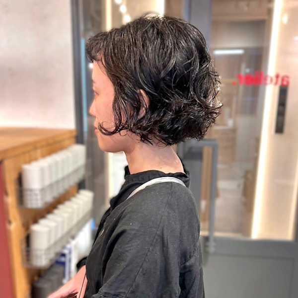 ボブパーマ　強めパーマ　オン眉　束感　20代　大人ショート