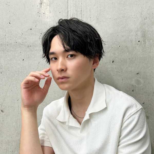 センターパート×ゆるめスパイラル|Men's hair Hui 新宿三丁目