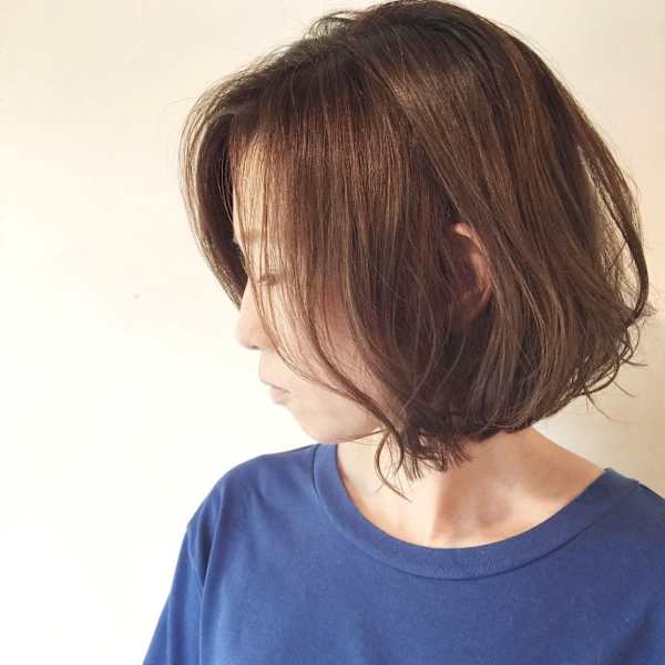 ダークグレージュ×前下がりボブ