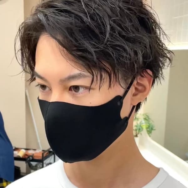 センターパート七三ツーブロックビジネススパイラルパーマ