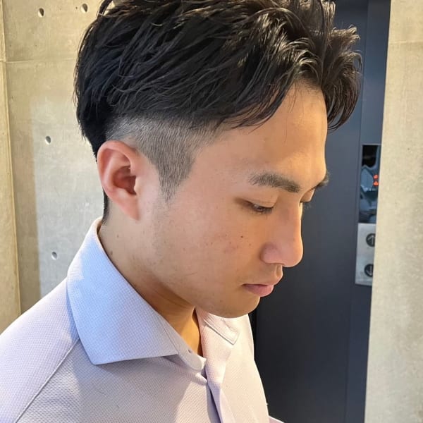 アップバング七三ツーブロックビジネススパイラルパーマ