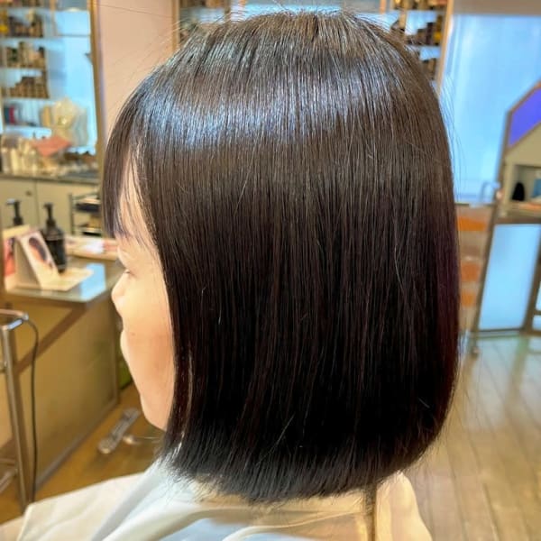 シャープなボブ