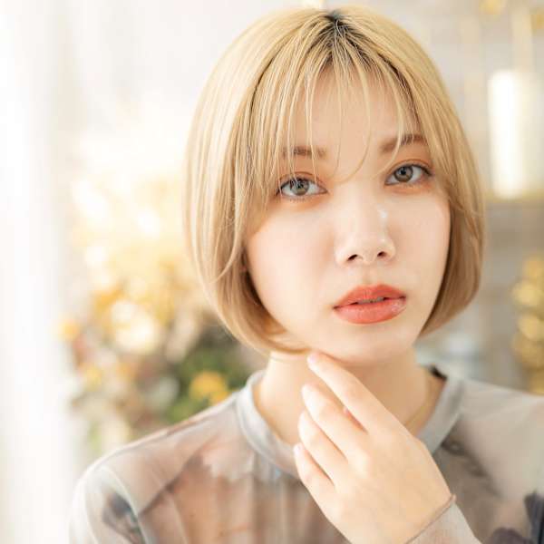 外国人風ハイトーンカラー丸みショートボブ　フェザーショート