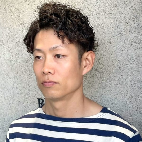 ツイストスパイラルパーマ アップバング 刈り上げショート