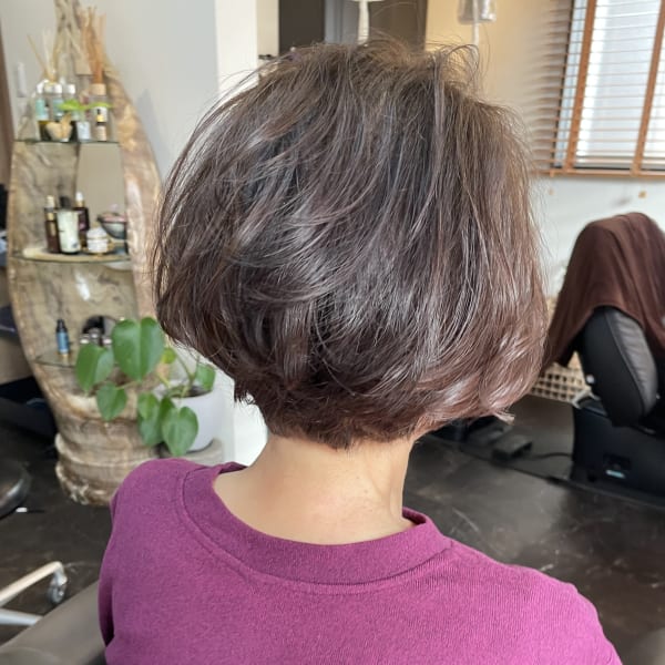 頭のカタチを綺麗に見せるエレガントショートボブ