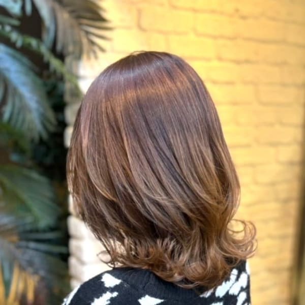 くびれレイヤーミディアムボブルフウルフボブツヤ髪大人女子