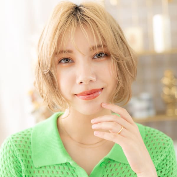 ナチュラルハイトーン前下がり小顔こなれボブ　ホワイトブロンド