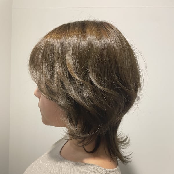 軽めウルフ外はね透明感アシュベージュ