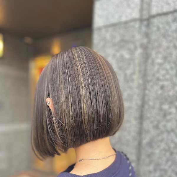 切りっぱなしボブ/ハイライト/前下がりボブ/ベージュ/ストレ|CLOUD HAIR