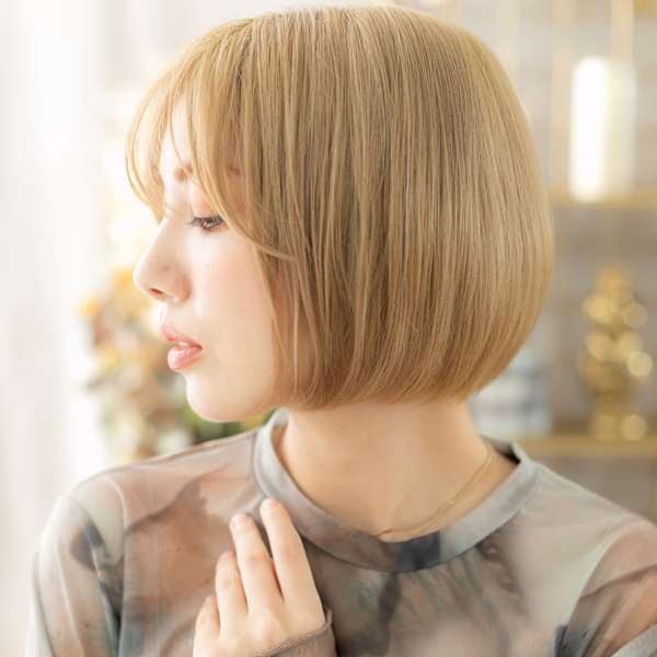 外国人風ハイトーンカラー丸みショートボブ くすみベージュ