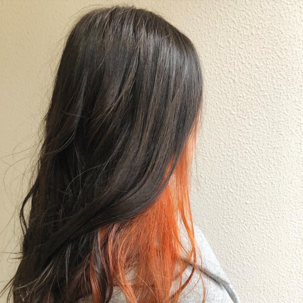 グレージュ×オレンジカラー