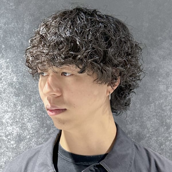 大人スパイラルパーマ前上がりミディアムヘア