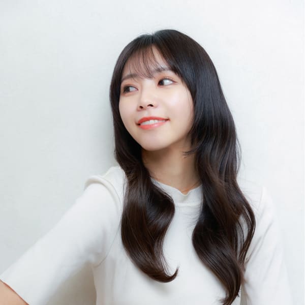 韓国風くびれレイヤースタイル×透明感ネビージュカラー