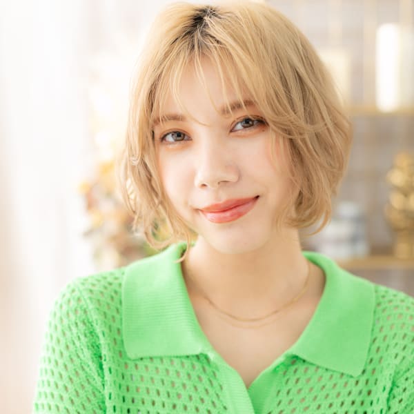 ナチュラルハイトーン前下がり小顔こなれボブ　ホワイトブロンド