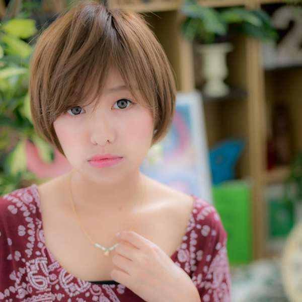 前下がり斜めバング小顔アースカラーボブ フェザーショート