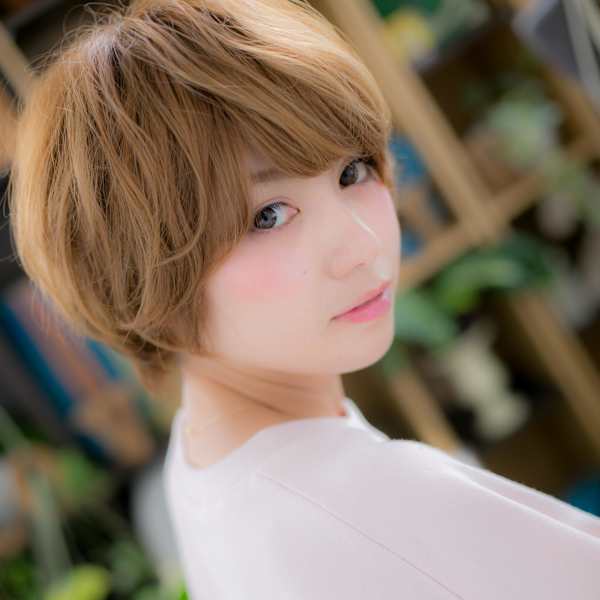 斜めバングテラコッタくせ毛風マッシュウルフ　フェザーショート