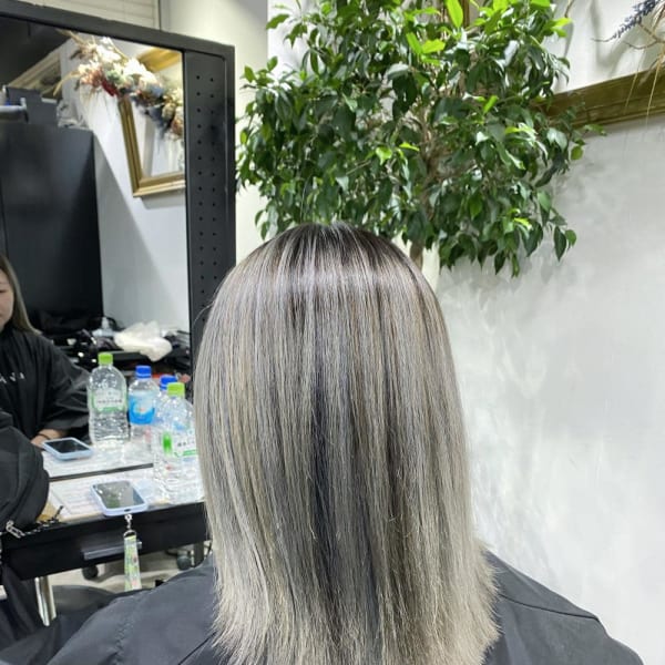 外国人風バレイヤージュ　ハイライトカラー　アッシュベージュ