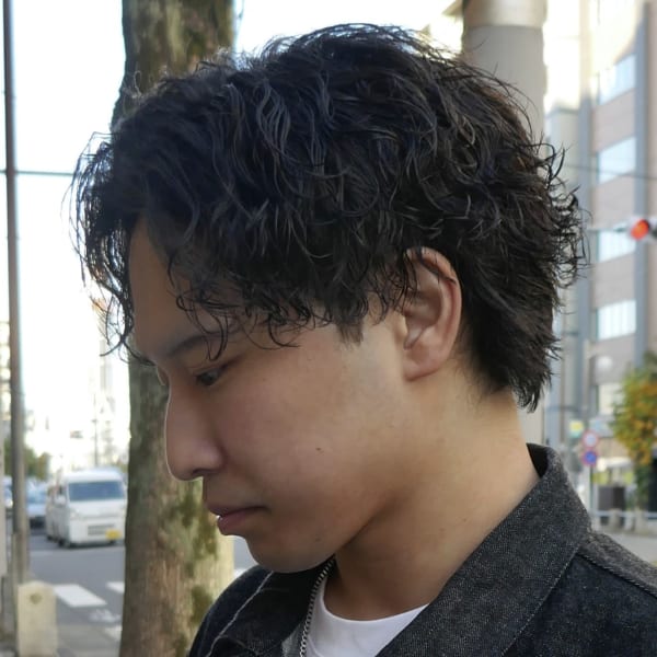 センターパートツイストスパイラルパーマ|LOUWE by fifth立川北口［メンズサロン]