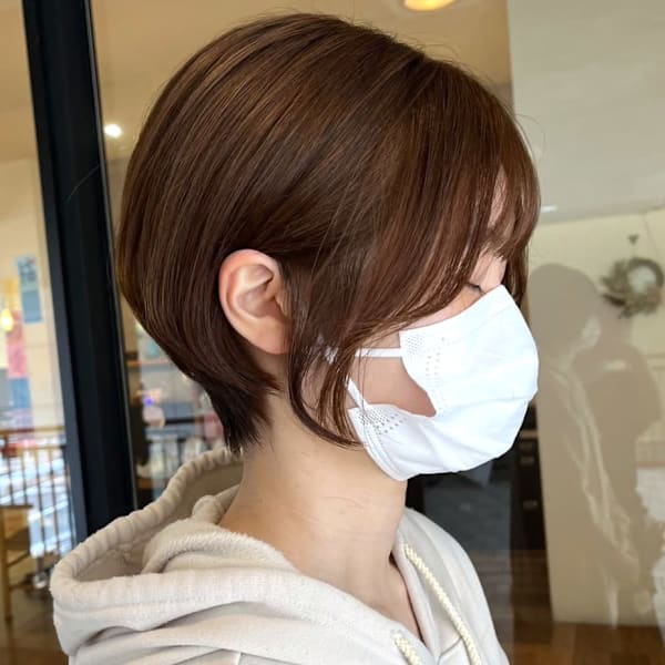 耳掛けレイヤーボブ　ハンサムショート　ベージュカラー