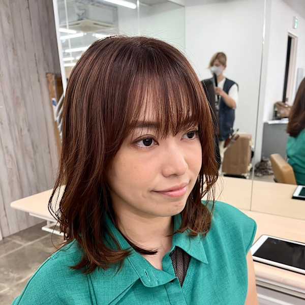 レイヤーミディアム外ハネくびれヘアグレーベージュアッシュ