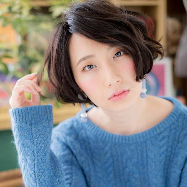 抜け感アシンメトリー前下がり小顔ミニボブ 細めハイライト