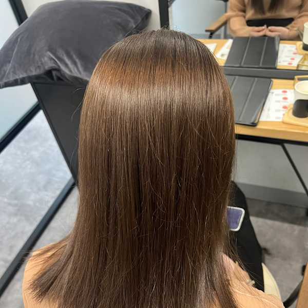 シンプルストレート大人ミディナチュラルブロンドベージュ