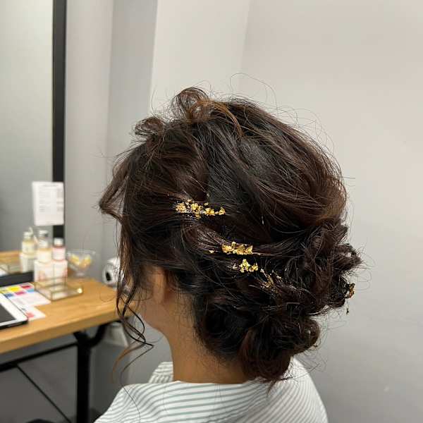 編み込みアップヘア金箔ヘアアレンジ