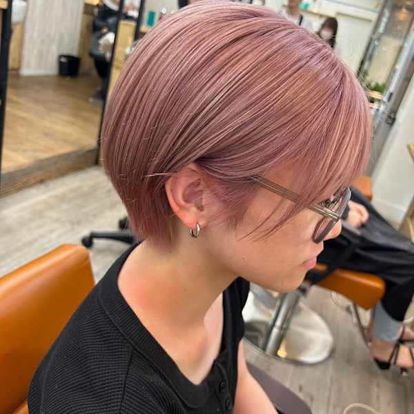 髪質改善トリートメント暖色ピンクベージュ丸みショートボブ