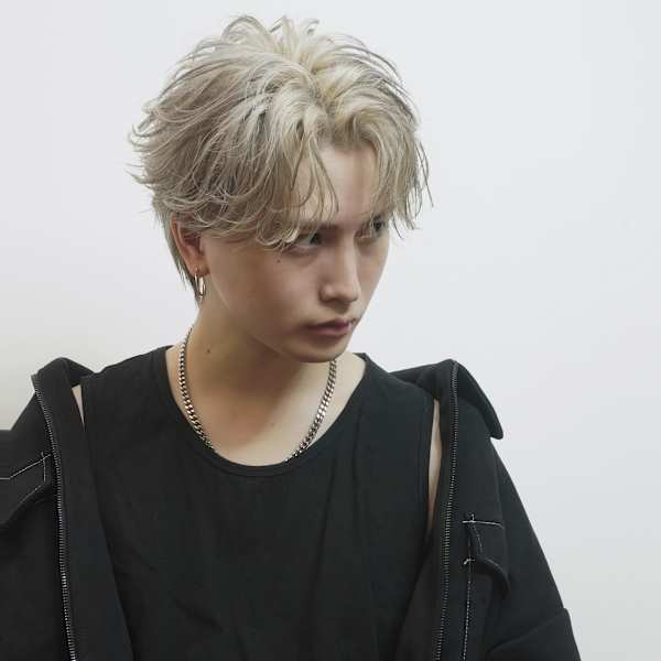 センターパート/ブロンド/フェザーパーマ