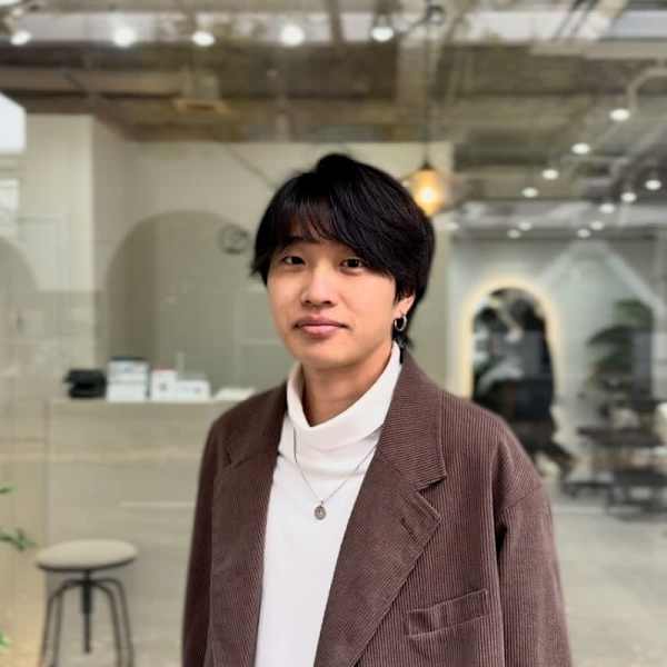 Zina 博多筑紫口 髪質改善&トリートメント&艶髪【ジーナ ハカタチクシグチ カミシツカイゼン トリートメント】のスタッフ紹介。福田 れん