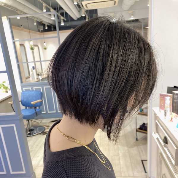 2025年明るめ秋冬カラーまるみショートヘアスタイル赤羽