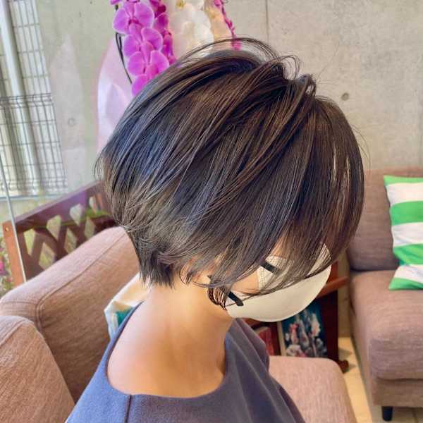 大人可愛い丸みショート前下がりななめバング