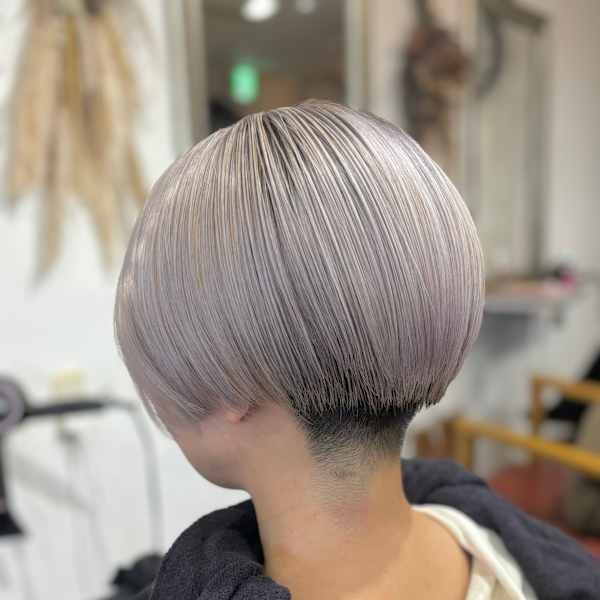 シルバーカラー刈り上げショート|hair make amphi